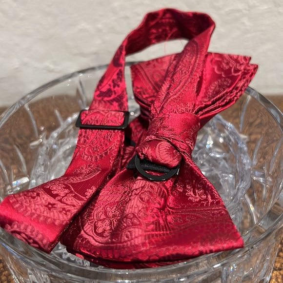 Like New Classic Cool Super Rare Brilliant Red Paisley Bow Tie by Stacy Adams! - Picture 3 of 4
